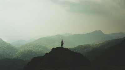 人站在山
